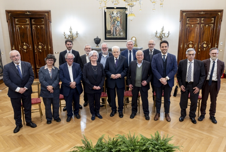 Il Presidente Sergio Mattarella al termine dell'incontro con Rosy Bindi, Presidente del Comitato nazionale Centenario Don Milani, e una delegazione del comitato, in occasione della presentazione del libro su Don Milani
