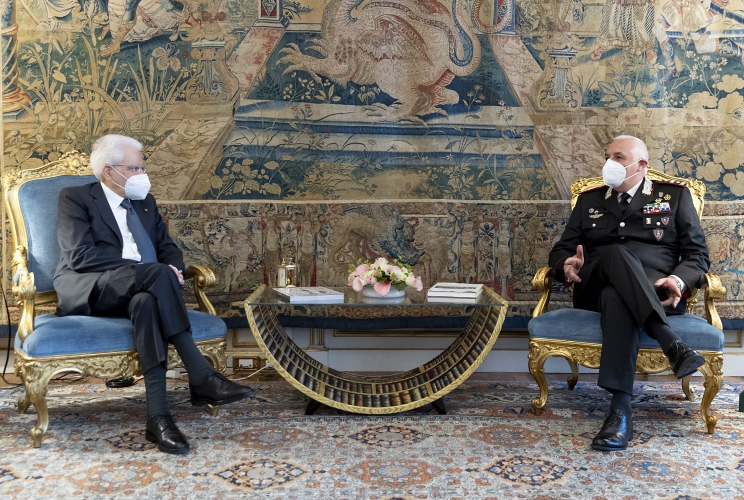 Il Presidente Sergio Mattarella nel corso dell'incontro con il Gen. C.A. Teo Luzi, Comandante generale dell’Arma dei Carabinieri