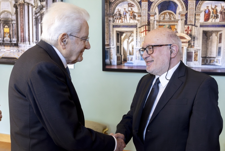 Il Presidente Sergio Mattarella accoglie Giovanni Solimine, Presidente della Fondazione Bellonci, in occasione dell'incontro con una delegazione del Premio Strega per illustrare la mostra dal titolo “Gli anni del Premio Strega”, nell’ottantesimo anniversario del Premio