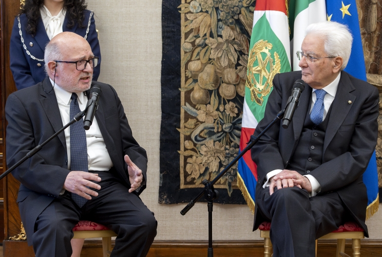 Il Presidente Sergio Mattarella con Giovanni Solimine, Presidente della Fondazione Bellonci, in occasione dell'incontro con una delegazione del Premio Strega per illustrare la mostra dal titolo “Gli anni del Premio Strega”, nell’ottantesimo anniversario del Premio