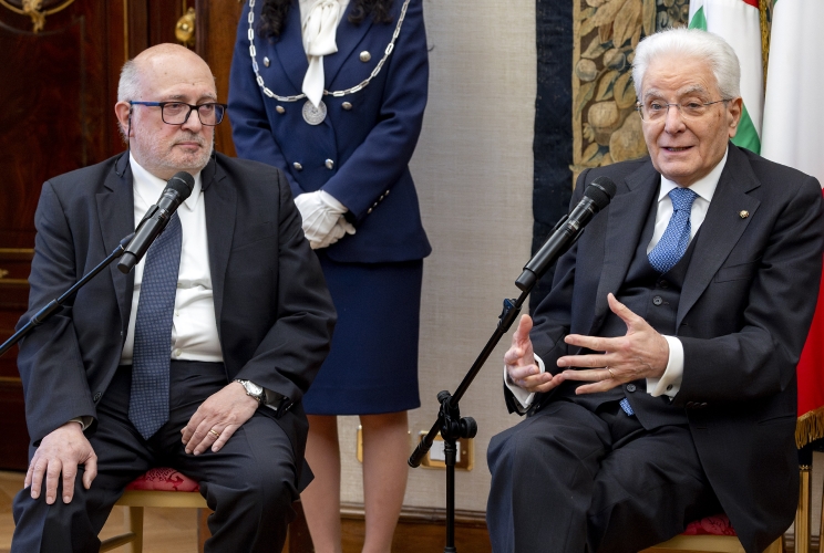 Il Presidente Sergio Mattarella con Giovanni Solimine, Presidente della Fondazione Bellonci, in occasione dell'incontro con una delegazione del Premio Strega per illustrare la mostra dal titolo “Gli anni del Premio Strega”, nell’ottantesimo anniversario del Premio