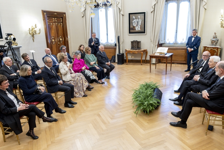 Il Presidente Sergio Mattarella con Giovanni Solimine, Presidente della Fondazione Bellonci, in occasione dell'incontro con una delegazione del Premio Strega per illustrare la mostra dal titolo “Gli anni del Premio Strega”, nell’ottantesimo anniversario del Premio