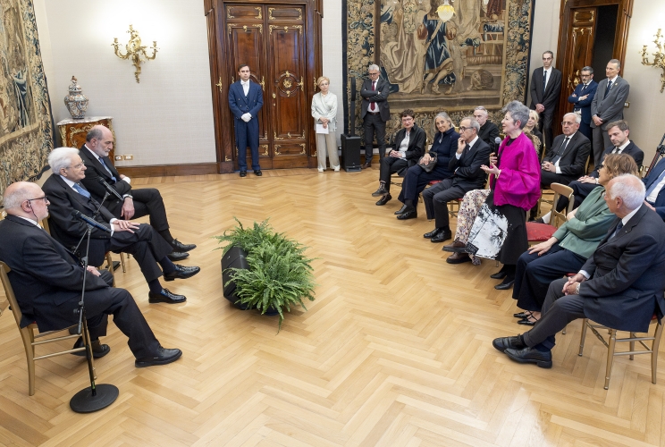 Il Presidente Sergio Mattarella con Giovanni Solimine, Presidente della Fondazione Bellonci, in occasione dell'incontro con una delegazione del Premio Strega per illustrare la mostra dal titolo “Gli anni del Premio Strega”, nell’ottantesimo anniversario del Premio