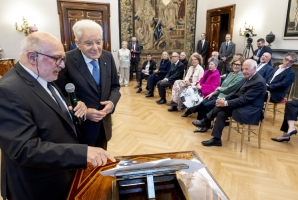 Il Presidente Sergio Mattarella con Giovanni Solimine, Presidente della Fondazione Bellonci, in occasione dell'incontro con una delegazione del Premio Strega per illustrare la mostra dal titolo “Gli anni del Premio Strega”, nell’ottantesimo anniversario del Premio