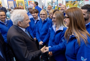 Il Presidente Sergio Mattarella saluta gli operai della Piaggio