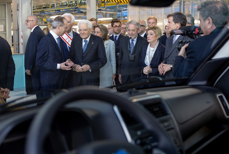  Il Presidente Sergio Mattarella visita lo stabilimento Piaggio
