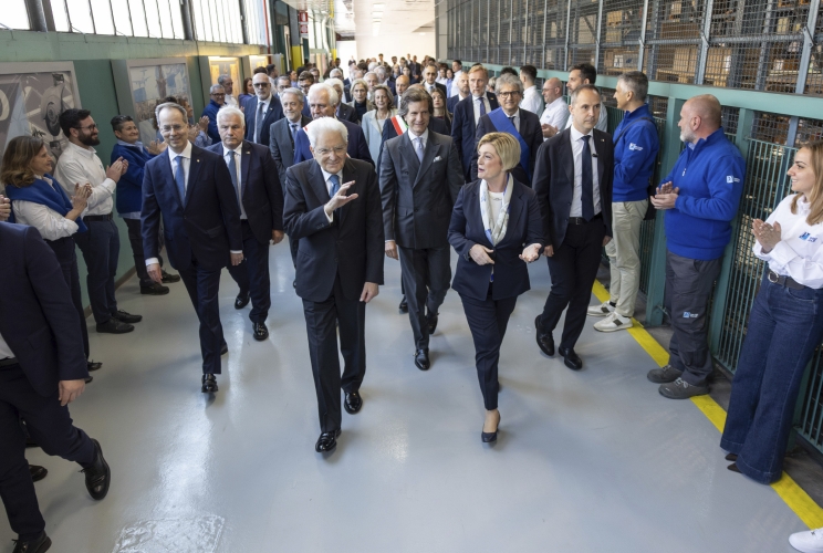 Il Presidente Sergio Mattarella salutato dai lavoratori al suo arrivo allo stabilimento della Piaggio
