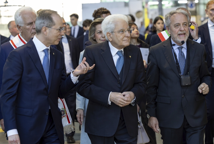 Il Presidente Sergio Mattarella accompagnato da  Matteo Colaninno, Presidente esecutivo del Gruppo Piaggio S.p.A. visita lo stabilimento della Piaggio, illutrato da Carlo Coppola, Direttore Fabbricazione Prodotto del Gruppo Piaggio