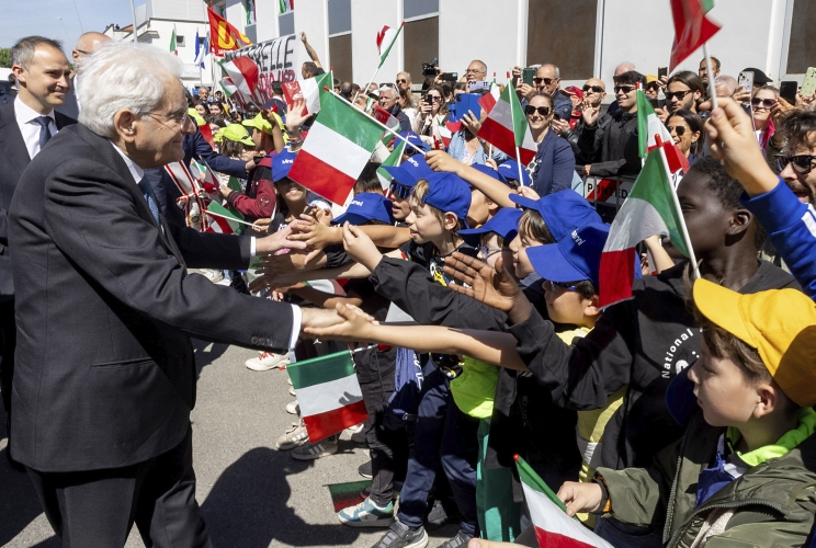 Il Presidente Sergio Mattarella accolto dai cittadini di Pontedera al suo arrivo al Museo Piaggio in occasione della celebrazione della Festa del Lavoro