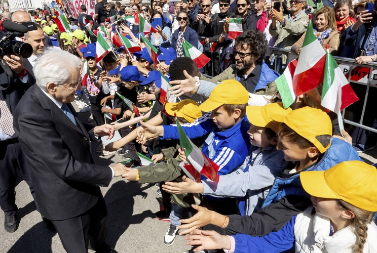 Il Presidente Sergio Mattarella accolto dai cittadini di Pontedera al suo arrivo al Museo Piaggio in occasione della celebrazione della Festa del Lavoro