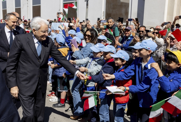 Il Presidente Sergio Mattarella accolto dai cittadini di Pontedera al suo arrivo al Museo Piaggio in occasione della celebrazione della Festa del Lavoro