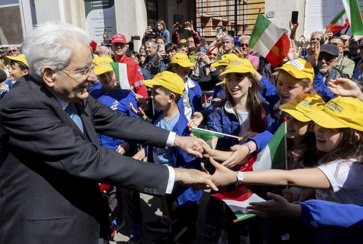 Il Presidente Sergio Mattarella accolto dai cittadini di Pontedera al suo arrivo al Museo Piaggio in occasione della celebrazione della Festa del Lavoro