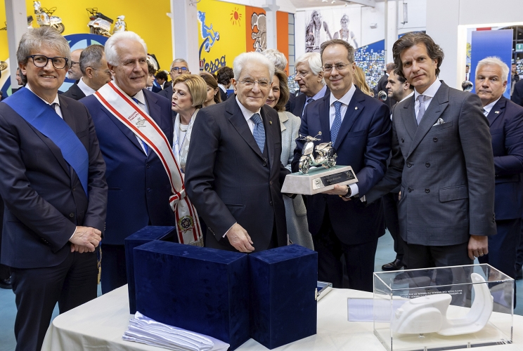 Il Presidente Sergio Mattarella con il Presidente della Regione Toscana Eugenio Giani, il Presidente della Provincia di Pisa Massimiliano Angori e Matteo e Michele Colaninno, rispettivamente  Presidente esecutivo e Ammnistratore Delegato del Gruppo Piaggio S.p.A
