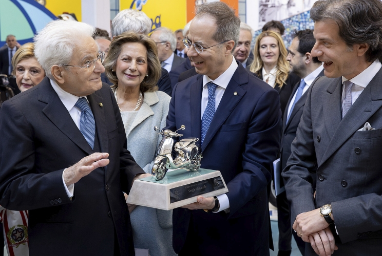 Il Presidente Sergio Mattarella con Matteo e Michele Colaninno, rispettivamente  Presidente esecutivo e Ammnistratore Delegato del Gruppo Piaggio S.p.A