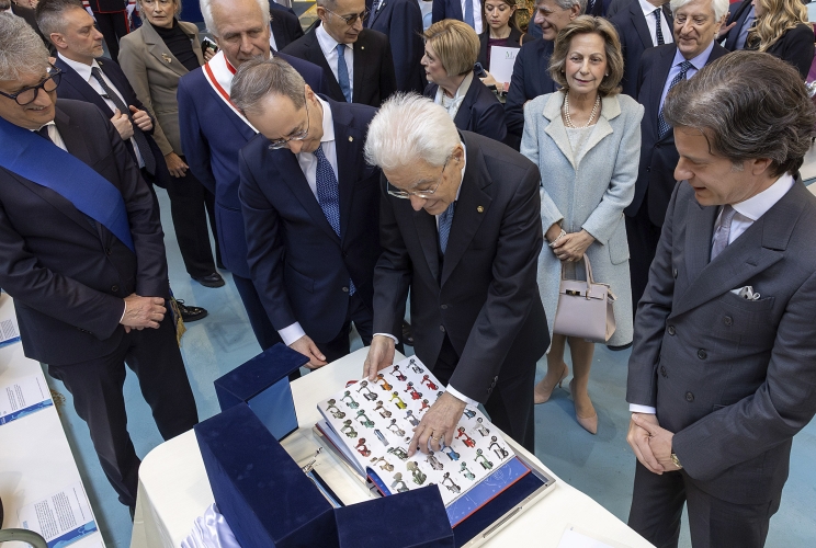 Il Presidente Sergio Mattarella con Matteo e Michele Colaninno, rispettivamente  Presidente esecutivo e Ammnistratore Delegato del Gruppo Piaggio S.p.A.