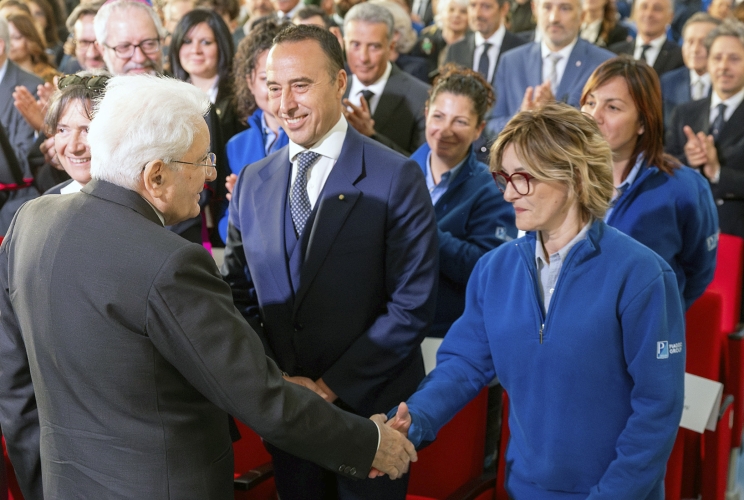 Il Presidente Sergio Mattarella saluta Pamela Vanni, Rappresentante dei lavoratori dello stabilimento Piaggio di Pontedera