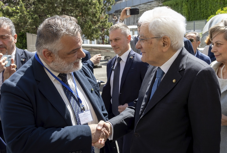 Il Presidente Sergio Mattarella con Cristiano Marcacci, direttore del quotidiano Il Tirreno, e con i ragazzi che hanno lavorato alla stesura di un inserto edicato alla visita del Presidente della Repubblica