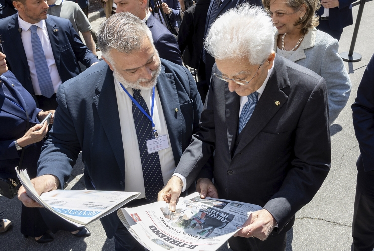 Il Presidente Sergio Mattarella con Cristiano Marcacci, direttore del quotidiano Il Tirreno, e con i ragazzi che hanno lavorato alla stesura di un inserto edicato alla visita del Presidente della Repubblica