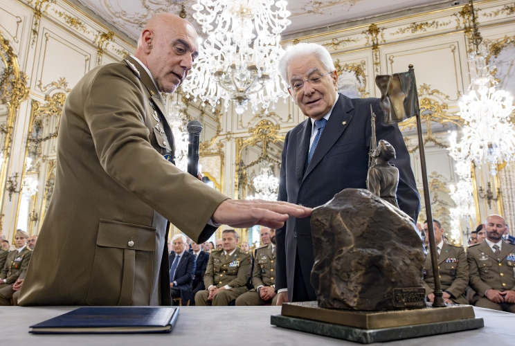Il Presidente Sergio Mattarella in occasione dell'Incontro con il Capo di Stato Maggiore dell’Esercito, unitamente ad una rappresentanza dell’Esercito italiano, nel 165° 
anniversario di fondazione