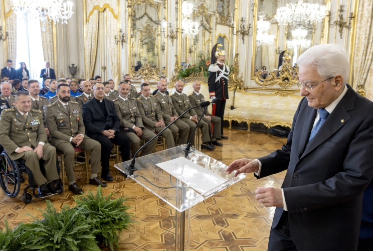 Il Presidente Sergio Mattarella in occasione dell'Incontro con il Capo di Stato Maggiore dell’Esercito, unitamente ad una rappresentanza dell’Esercito italiano, nel 165° 
anniversario di fondazione