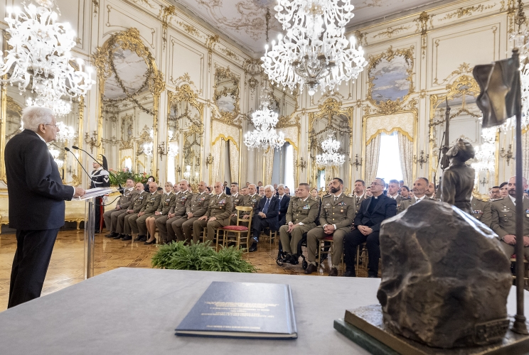 Il Presidente Sergio Mattarella in occasione dell'Incontro con il Capo di Stato Maggiore dell’Esercito, unitamente ad una rappresentanza dell’Esercito italiano, nel 165° 
anniversario di fondazione