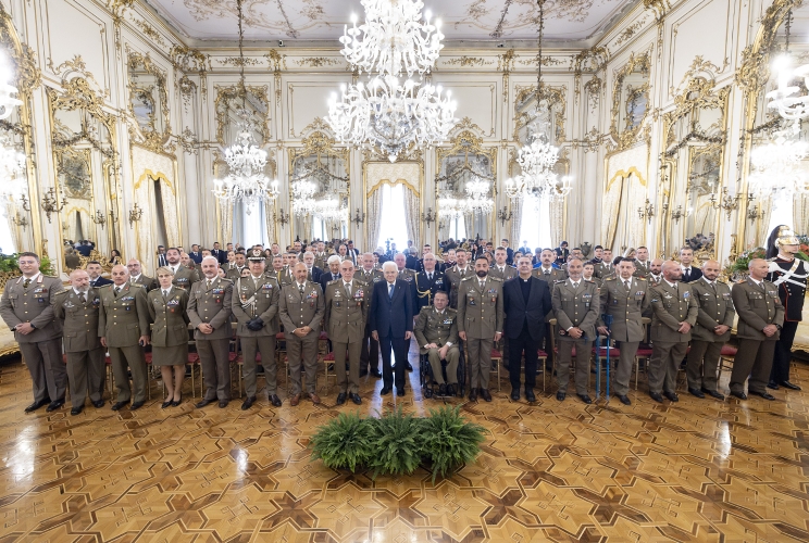 Il Presidente Sergio Mattarella al termine dell'Incontro con il Capo di Stato Maggiore dell’Esercito, unitamente ad una rappresentanza dell’Esercito italiano, nel 165° anniversario di fondazione