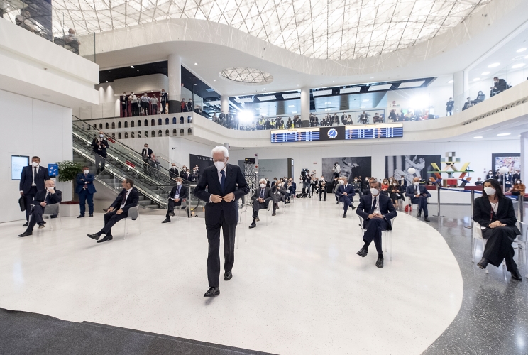 Il Presidente Sergio Mattarella assiste alla proiezione di un video in occasione dell'inaugurazione della nuova area imbarchi dell’Aeroporto di Milano Linate