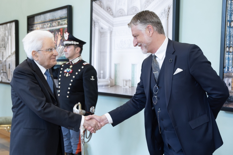 Il Presidente della Repubblica Sergio Mattarella saluta Alessandro Giuli, Ministro della cultura, in occasione della cerimonia di presentazione dei candidati ai Premi “David di Donatello” per l’anno 2026

