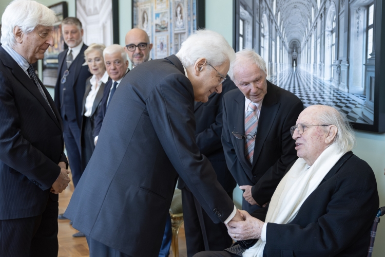 Il Presidente della Repubblica Sergio Mattarella saluta Vittorio Storaro, Vincitore del Premio Cinecittà David 71
