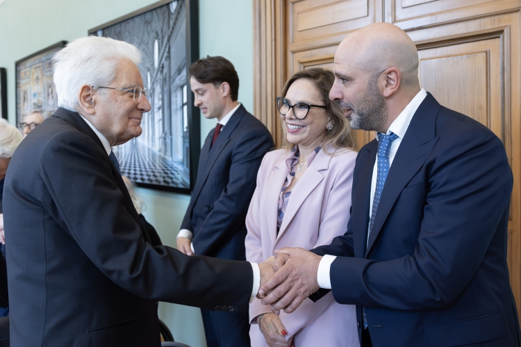 Il Presidente della Repubblica Sergio Mattarella con Ornella Muti, Vincitrice del David Speciale 2025, e Luca Medici (noto come Checco Zalone) Vincitore del David dello Spettatore
