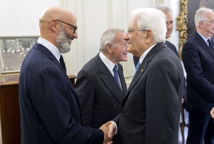 Il Presidente Sergio Mattarella saluta Giulio Napolitano, in occasione del Seminario in occasione dei vent’anni dell’elezione di Giorgio Napolitano a Presidente della Repubblica