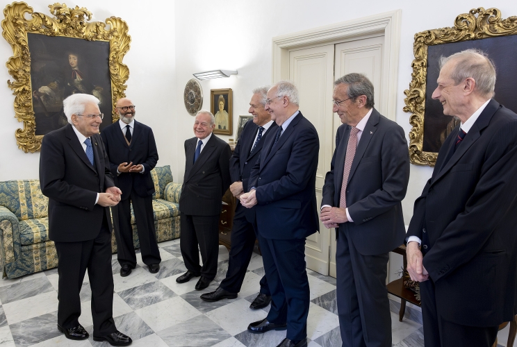 Il Presidente Sergio Mattarella con Piero Fassino, Vice Presidente della Commissione difesa della Camera dei deputati, Gianfranco Fini, già Presidente della Camera dei deputati, Presidente dell’Associazione Giorgio Napolitano, già Vice Presidente del Consiglio dei ministri, Francesco Rutelli, già Vice Presidente del Consiglio dei ministri, Gianni Letta, già Sottosgretario di Stato alla Presidenza del Consiglio dei ministri e Giulio Napolitano, Professore ordinario di Diritto Amministrativo all’Università degli Studi Roma Tre e figlio del Presidente Giorgio Napolitano, in occasione del Seminario in occasione dei vent’anni dell’elezione di Giorgio Napolitano a Presidente della Repubblica