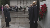 Il Presidente Mattarella depone una corona di fiori presso il monumento in memoria delle vittime del terremoto di Gemona