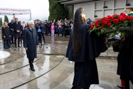 Il Presidente Sergio Mattarella depone una corona di fiori presso il monumento in memoria delle vittime del terremoto di Gemona