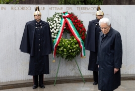  Il Presidente Sergio Mattarella depone una corona di fiori presso il monumento in memoria delle vittime del terremoto di Gemona