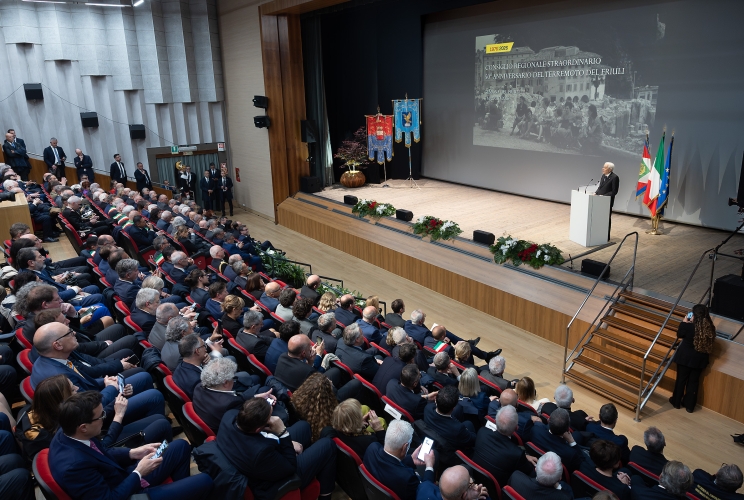  Il Presidente Sergio Mattarella rivolge il suo indirizzo di saluto in occasione della seduta straordinaria del Consiglio regionale del Friuli-Venezia Giulia, nel 50° anniversario del terremoto del Friuli