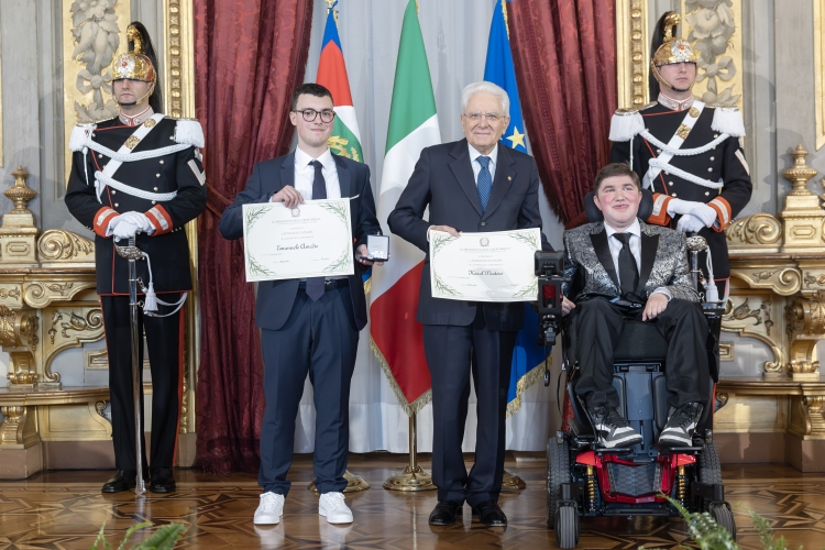Il Presidente della Repubblica Sergio Mattarella consegna l'Attestato d'Onore a Emanuele Amodio e Karol Pastore Alfieri della Repubblica
