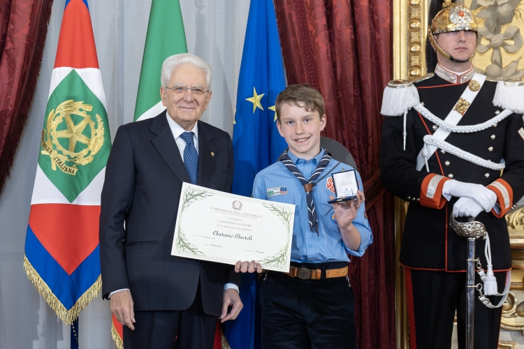 Il Presidente della Repubblica Sergio Mattarella consegna l'Attestato d'Onore a Antonio Bertoli Alfiere della Repubblica
