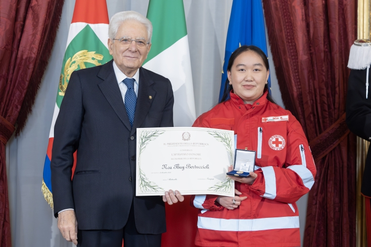 Il Presidente della Repubblica Sergio Mattarella consegna l'Attestato d'Onore a Noa Thuy Bertuccioli Alfiere della Repubblica
