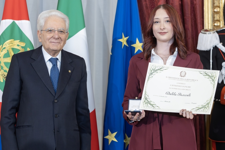 Il Presidente della Repubblica Sergio Mattarella consegna l'Attestato d'Onore a Dalila Brocculi Alfiere della Repubblica


