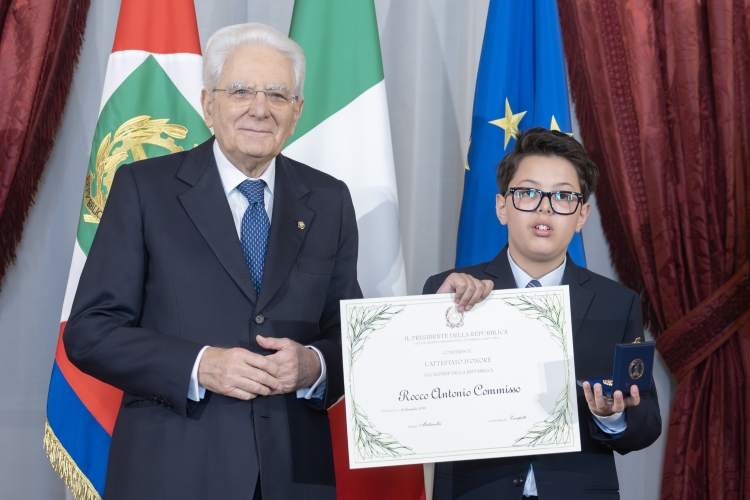 Il Presidente della Repubblica Sergio Mattarella consegna l'Attestato d'Onore a Rocco Antonio Commisso Alfiere della Repubblica
