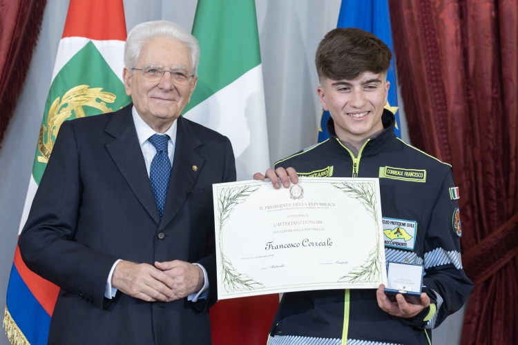 Il Presidente della Repubblica Sergio Mattarella consegna l'Attestato d'Onore a Francesco Correale Alfiere della Repubblica
