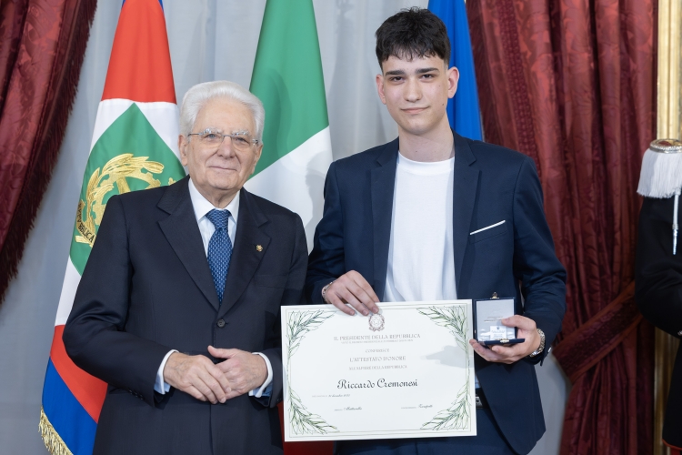 Il Presidente della Repubblica Sergio Mattarella consegna l'Attestato d'Onore a Riccardo Cremonesi Alfiere della Repubblica

