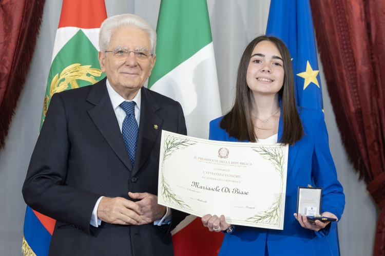 Il Presidente della Repubblica Sergio Mattarella consegna l'Attestato d'Onore a Mariasole Di Biase Alfiere della Repubblica
