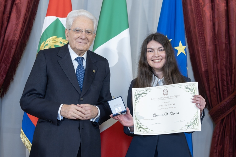 Il Presidente della Repubblica Sergio Mattarella consegna l'Attestato d'Onore a Aurora Di Vanna Alfiere della Repubblica
