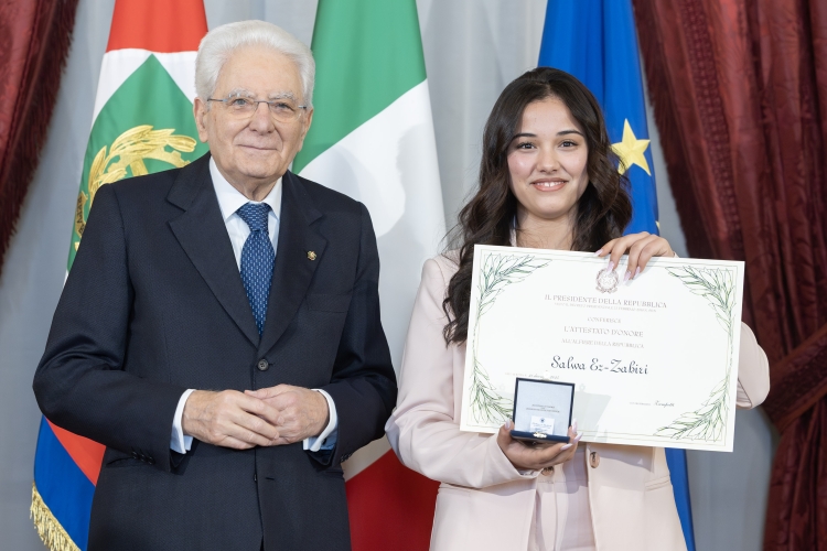Il Presidente della Repubblica Sergio Mattarella consegna l'Attestato d'Onore a Salwa Ez-Zahiri Alfiere della Repubblica
