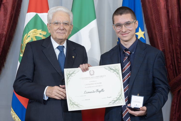 Il Presidente della Repubblica Sergio Mattarella consegna l'Attestato d'Onore a Leonardo Figello Alfiere della Repubblica
