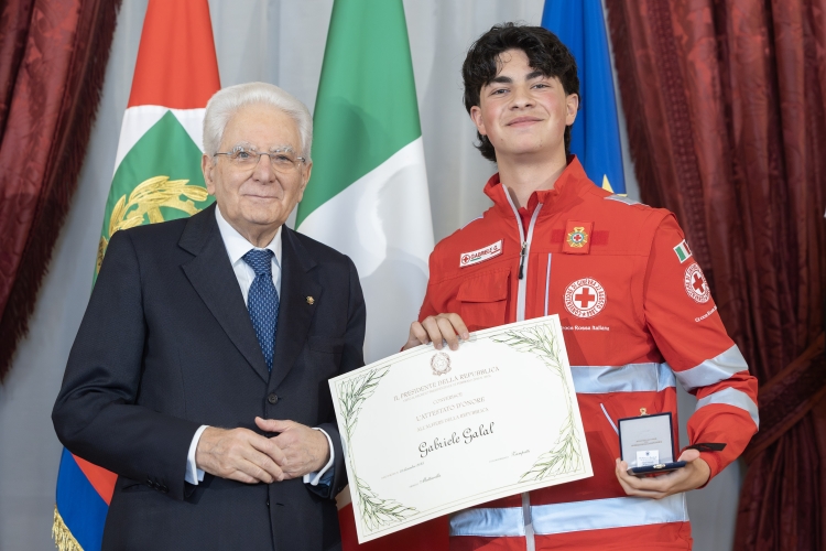 Il Presidente della Repubblica Sergio Mattarella consegna l'Attestato d'Onore a Gabriele Galal Alfiere della Repubblica
