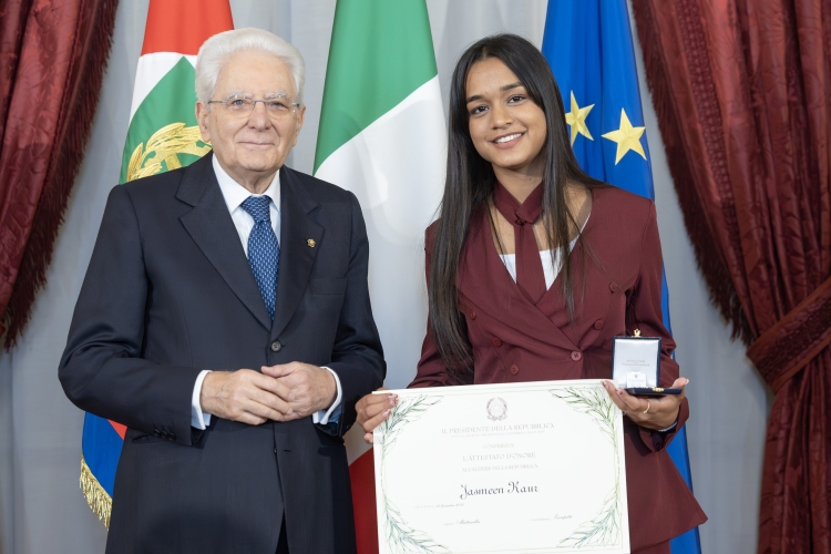 Il Presidente della Repubblica Sergio Mattarella consegna l'Attestato d'Onore a Jasmeen Kaur Alfiere della Repubblica

