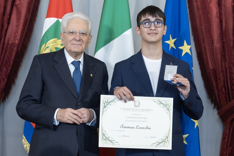 Il Presidente della Repubblica Sergio Mattarella consegna l'Attestato d'Onore a Tommaso Lavecchia Alfiere della Repubblica
